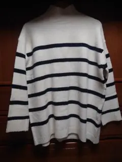 白と黒のストライプ タートルネックニット