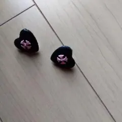 ハート型ピアス 黒とピンクの十字架