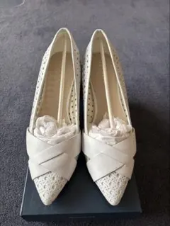【美品箱付き】COLE HAANホワイトパンプス