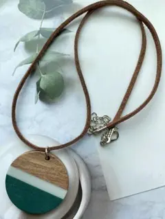 ストライプデザインの木製ネックレス