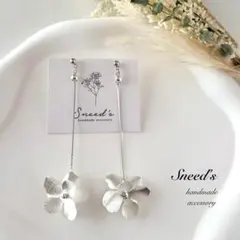 ▪マットシルバー花びらチャームピアス／イヤリング