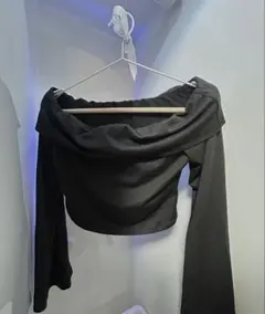 オフショルダー黒長袖クロップドトップス