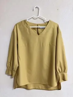 マスタード色 Vネック バルーン袖シャツ