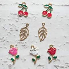 チャームいろいろ＊おまけ付き＊チェリー、リーフ 、バラ＊パーツ ゴールド ピアス