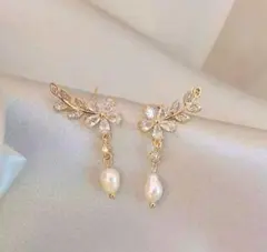 エレガントな花と葉のピアスフラワー リーフ ピアス　淡水パール　ゴールド