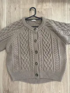 ベージュ ケーブルニット カーディガン