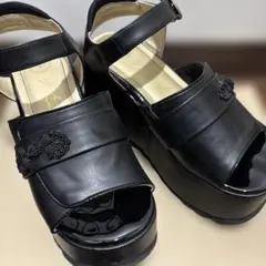 YOSUKE 厚底ウェッジソールサンダル 黒のサムネイル