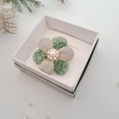くすみグリーン×グレー 刺繍ビーズブローチ 華やかなお花アクセサリー