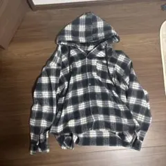 フード付き黒白チェックネルシャツ