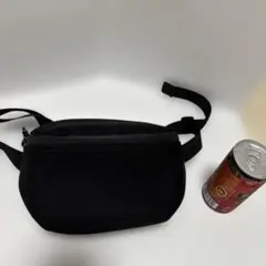 黒いナイロンボディバッグ