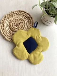 お花のぷっくり鍋敷き　ハンドメイドのサムネイル