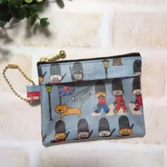 パスケース付きミニミニポーチ　ラミネート　近衛兵ねこちゃん　サックス　ネコ柄