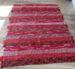 クリスマスにぴったりの赤いラグ　モロッコ製　ボシャルウィット風