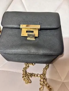 ブラック ショルダーバッグ ゴールドチェーン