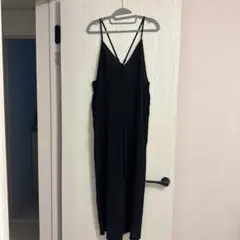 黒いストラップ付きロングサロペット