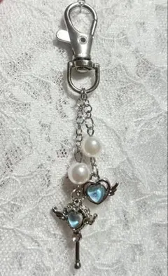 羽付きハートとステッキのチャーム キーホルダー