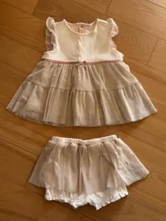 フリル付きドレスとショートパンツセット