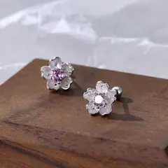 桜の瞬き– 桜が春風に揺れるピアス
