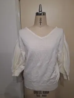 ホワイト Vネック バルーンスリーブ ニット