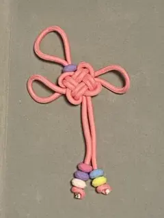 ピンクの結び紐の花形アクセサリー