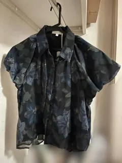 【美品】rienda ブラウス 花柄 シアー 半袖のサムネイル