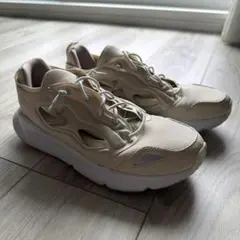 Reebokクリーム色スニーカー