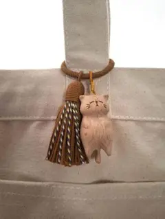 木彫り猫とタッセルのバッグチャーム ナチュラル雑貨