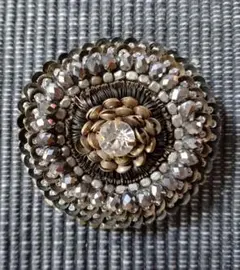 ビーズ装飾 ブローチ　裏面難あり