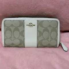COACH 長財布 ベージュ系 ロゴ入り