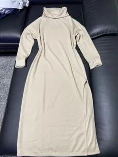 ベージュ タートルネック ロングニットワンピース