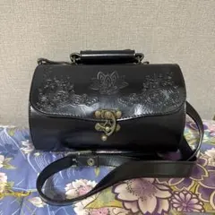 ブラックショルダーバッグ エンボス加工