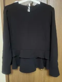 【ZARA】フリル付き黒長袖トップス