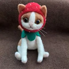 いちご帽子の羊毛フェルト猫