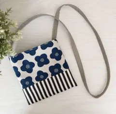北欧調ブルーフラワー♡キッズポシェット♡ハンドメイドのサムネイル