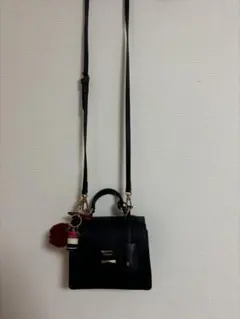 黒  ショルダーバッグ チャーム付き サマンサタバサ