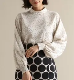 ティアラ ランダムピンドットハイネックブラウス 長袖 ホワイト