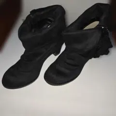 黒いフラワー装飾ブーティのサムネイル