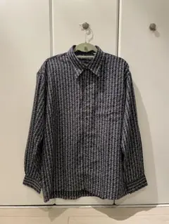 黒と白のストライプシャツ