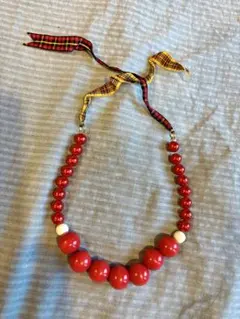 ほぼ未使用　美品　コルチェア　赤いビーズネックレス チェック柄リボン付き