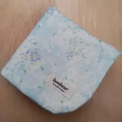 ハンドメイド  花園と刺繍  ８重ガーゼハンカチ