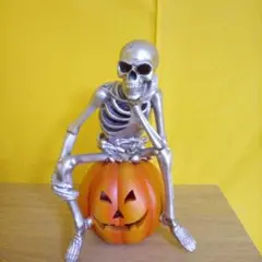 ハロウィン近し特別セール1000円引き【新品】　考えるガイコツの置物