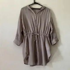 フード付きベージュシャツ 7分袖　薄手