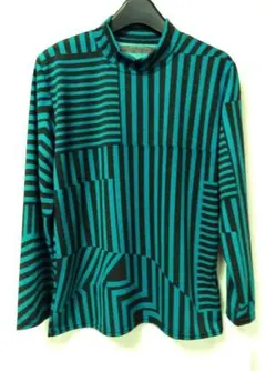 未使用新品！グリーンと茶色のアシンメトリーで、裾がフレアーが素敵な長袖トップス！