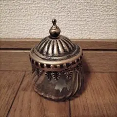 葉の装飾付きガラス容器