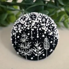 #984　北欧　クリスマス　刺繍ブローチ　ハンドメイド　くるみボタン
