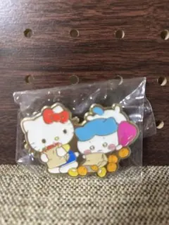 ハローキティ ちいかわコラボ ピンバッジ