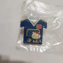 Hello Kitty Tシャツ型ピンバッジ 2002年 サッカー