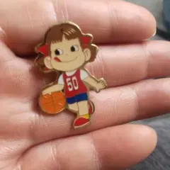 不二家のペコちゃん バスケットボールキャラクター ピンバッチ