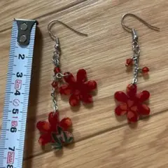 ピアス　赤　花型