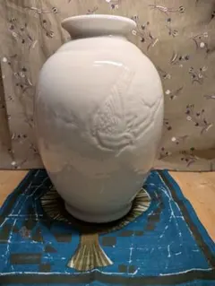 九谷焼山本京平ホワイト花瓶 浮彫りデザイン縁起もの